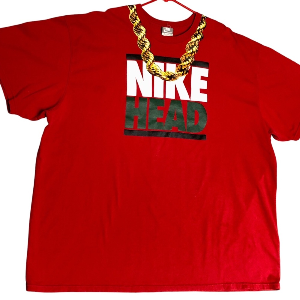 NAS NIKE HEAD ‘Got Kicks That Excite The Feds’ Red Tee with Gold Chain Graphic - Picture 2 of 8